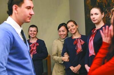 當(dāng)大學(xué)生與機(jī)器人共成長(zhǎng) 科技浪潮下的禮儀新思